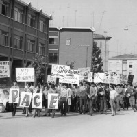 Gli studenti dell’Istituto Fermi per la pace, durante una manifestazione negli anni Sessanta
[ISMO, AFPCMO]