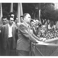 Luigi Longo sul palco allestito in viale Caduti in guerra, alla festa provinciale del 1950. Gli organizzatori stimarono in 150.000 le presenze al comizio conclusivo della quinta edizione, tenuto dal vice segretario del Pci
[ISMO, AFPCMO]