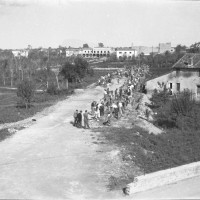 Alfonsine nel 1946. Sullo sfondo la sede Pci Terzo Lori