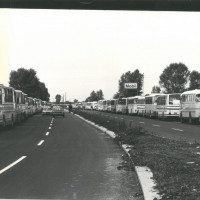 Gli autobus alla festa dell'Unità nazionale del 1977, per il comizio di Berlinguer
[ISMO, AFPCMO]