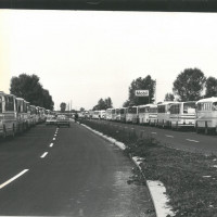 Gli autobus alla festa dell'Unità nazionale del 1977, per il comizio di Berlinguer
[ISMO, AFPCMO]