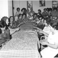 Anni ’70, preparazione dei tortellini per la festa de l’Unità, sotto l’occhio vigile di Lenin, Togliatti e Gramsci
[ISMO, AFPCMO]