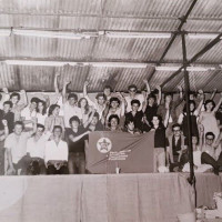 Archivio personale di Claudia Castellucci-foto di gruppo allo stand della FGCI, tardi anni '70