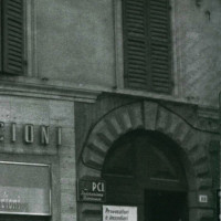 Novembre 1956. Rimini, Corso d’Augusto. L’ingresso alla sede della Federazione. Sul portone il manifesto “Provocatori e incendiari” dopo l’assalto dei missini a seguito dell’invasione russa dell’Ungheria