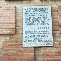 Lapide posta dall’ANPPIA nel 1986 sul Forte Urbano, a ricordo degli antifascisti rinchiusi nel carcere durante il fascismo. 
[ISMO, AFPCMO]