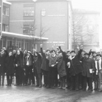 Un gruppo di studenti dell'Istituto provinciale Fermi con il pugno alzato, durante una manifestazione negli anni Sessanta
[ISMO, AFPCMO]