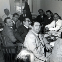 6 ottobre 1962. Rimini, sede della Federazione Comunista. Al centro, con la camicia bianca, Boris Ponomariov, responsabile del Dipartimento Internazionale del PCUS. In fondo, da destra davanti alla finestra, on. Giuliano Pajetta, il Segretario regionale del PCI Antonio Roasio, Pio Vittorio Polverelli, Aldo Righi, Ruggero Diotallevi, Zeno Zaffagnini, il Sindaco Walter Ceccaroni, Francesco Alici, il Segretario della Federazione Augusto Randi, Gianni Baldinini. Alla destra di Ponomariov due accompagnatori russi