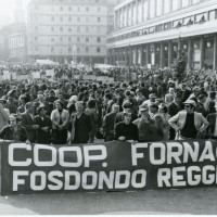 Manifestazione della cooperativa fornaciai di Fosdondo in piazza Martiri del 7 luglio 1960, anni '60
