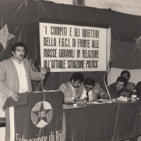 18-19 aprile 1970. Rimini, Sala Circolo Cavaretta. Conferenza d’Organizzazione della FGCI Riminese. Al microfono il Segretario Nazionale della FGCI Renzo Imbeni. Al tavolo da sin. Nando Piccari, Marco Albonetti, Walter Moretti, Maurizio Maioli, Lanfranco De Camillis