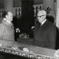 Il Presidente della Camera dei Deputati Sandro Pertini, rende omaggio alla salma di Alcide Cervi nella Sala del Tricolore del Municipio di Reggio Emilia, 1970