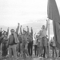 Pugni chiusi alla festa del 1977. Il tema del rapporto tra giovani e politica su uno dei più caldi di quell'edizione, che fu teatro anche di alcune contestazioni ad opera della sinistra extra-parlamentare
[ISMO, AFPCMO]