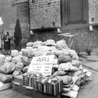 Archivio fotografico UDI Bologna. Derrate alimentari raccolte dall'Associazione Ragazze Italiane per i detenuti politici, fine anni Quaranta
