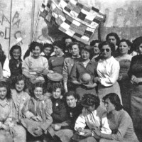 1946, un gruppo di donne posa con una bandiera multicolore realizzata per la prima festa dell'Unità di Modena
[ISMO, AFPCMO]