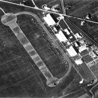 Veduta aera del Campovolo durante il suo utilizzo come aeroporto militare e per il collaudo degli aerei prodotti alle officine Reggiane, 1942 circa