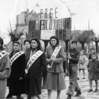 Archivio fotografico UDI Bologna_Sfilata per l'8 marzo a Crevalcore, fine anni Quaranta - primi anni Cinquanta