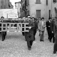 Imola, mercato ortofrutticolo durante una festa de l'Unità. Lavoratori sfilano