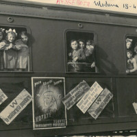 Arrivo del treno della felicità, Modena, 1948. L’espressione “treni della felicità” fu coniata da Alfeo Corassori, sindaco di Modena dal 1945 al 1962. 
[Fondo Camera del lavoro di Modena, Archivio Fotografico, Archivio Istituto storico di Modena, Modena]