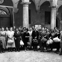 Archivio fotografico UDI Bologna. Scarcerazione delle mondine all'uscita di San Giovanni in Monte, fine anni Quaranta 