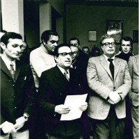 La consegna da parte del pittore Bruno Grassi di un dipinto dedicato “agli amici della cooperativa di Borgotrebbia” all'inizio degli anni Settanta
[Archivio fotografico Federazione del Pci di Piacenza, b. 85, Cooperativa Borgotrebbia, anni '70, foto b/n]