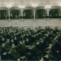 La prima iniziativa pubblica della federazione piacentina
[Archivio fotografico Federazione del Pci di Piacenza, b. 1, Prima iniziativa pubblica della Federazione piacentina del Pci, anni '40, foto b/n]