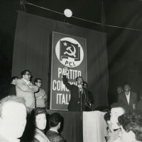 1963. Santarcangelo di Romagna. Nel piazzale antistante la sede intervento dell’on. Pietro Ingrao, della Direzione Nazionale del PCI. Da sin. il Segretario della Federazione Comunista Riminese Augusto Randi, il membro della Segreteria federale Francesco Alici, l’on. Pietro Ingrao, il Segretario della CGIL santarcangiolese Romeo Donati, ..., il Segretario del Comitato Comunale del PCI Manlio Gattei