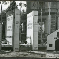 Lo stand della stampa comunista presso villa Terrachini, festa de L'Unità del 1951