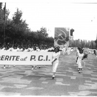 Modena, festa provinciale dell’Unità, 1947. Sfilata inaugurale con la scritta «aderite al PCI»
[ISMO, AFPCMO]