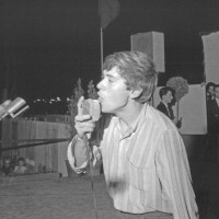 1966, Gianni Morandi canta in occasione della serata conclusiva della festa
[ISMO, AFPCMO]