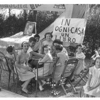 Lo stand del libro a una festa dell’Unità di paese, San Lazzaro, anni Quaranta
[ISMO, AFPCMO]