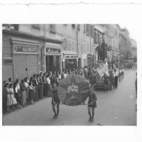 Sfilata dei carri allegorici del 1948, in apertura alla festa provinciale
[ISMO, AFPCMO]