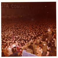 Conclusione campagna elettorale, 9 novembre 1973. Folla in ascolto del comizio di Enrico Berlinguer