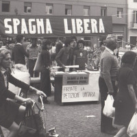 Fondo Fotografico Michele Minisci- raccolta di firme contro il regime franchista davanti alla Federazione del PCI, 1975