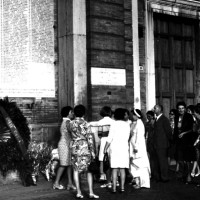 Delegazione di donne vietnamite a Ravenna, visita alla stele dei caduti nella Resistenza, 17 luglio 1968