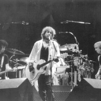 1987, Bob Dylan in concerto alla festa dell'Unità di Modena, che da allora ha ospitato grandi protagonisti della musica tra cui Pink Floyd, Deep Purple, Monsters of Rock, Van Morrison e David Bowie
[ISMO, AFPCMO]