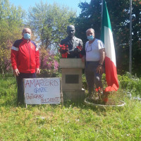 25 aprile 2020. Rimini, Ghetto Turco. Omaggio al monumento a Sandro Pertini in tempo di Covid19. A destra Bertino Astolfi