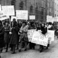 Manifesti per una legge sull'aborto, corteo 8 marzo 1975, Ravenna