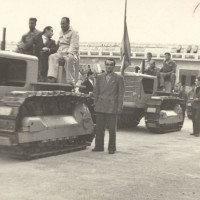 1951: il famoso trattore R 60 fotografato all'interno dello stabilimento. Fu costruito in tre esemplari dagli operai durante la più lunga occupazione di una fabbrica nella storia italiana