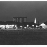 Veduta notturna della festa provinciale del 1985 
[ISMO, AFPCMO]