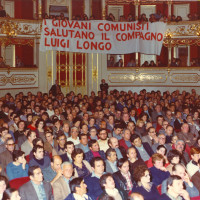 Cittadini assistono ad un discorso di Luigi Longo al teatro Valli, 1978