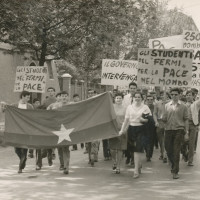 Gli studenti del Fermi in una manifestazione per la pace
[ISMO, AFPCMO]