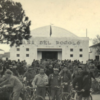6 marzo 1953. Riccione. La folla radunatasi davanti alla Casa del Popolo all’annuncio della morte di Stalin