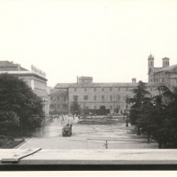 Un momento degli scontri fra forze dell'ordine e dimostranti in piazza della Vittoria il 7 luglio 1960. L'immagine è stata scattata dal balcone del teatro Ariosto. Sullo sfondo si riconoscono il palazzo dei civici musei e, a sinistra, il teatro Romolo Valli